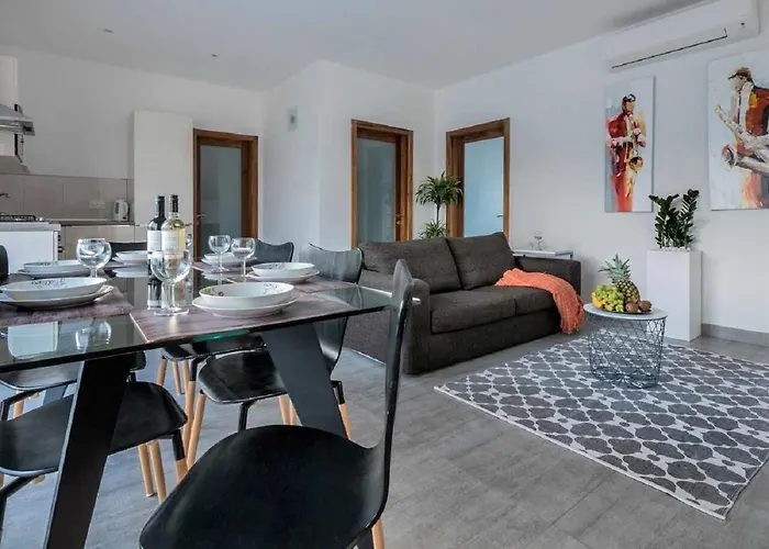 Stunning Penthouse Roof Terrace & Communal Swimming Pool