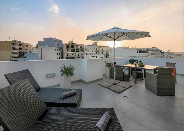 Stunning Penthouse Roof Terrace & Communal Swimming Pool