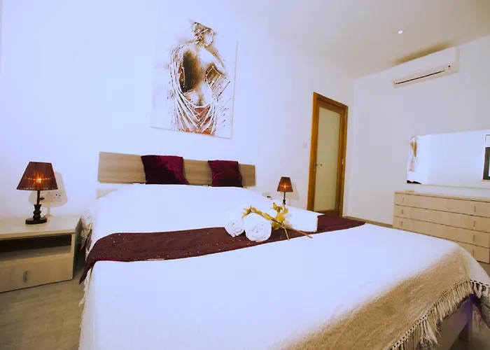 Stunning Penthouse Roof Terrace & Communal Swimming Pool