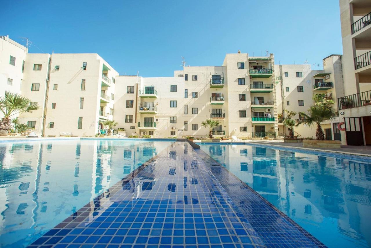 Stunning Penthouse Roof Terrace & Communal Swimming Pool St. Paul's Bay