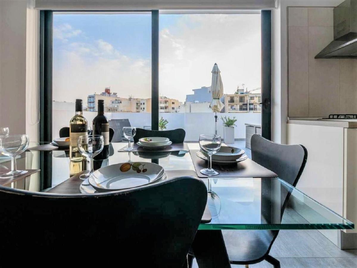 Stunning Penthouse Roof Terrace & Communal Swimming Pool